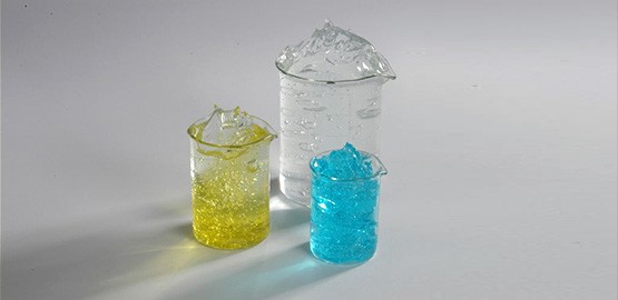 plusieurs gels dans des bocaux, un transparent, un jaune et un bleu, à base de carbomer